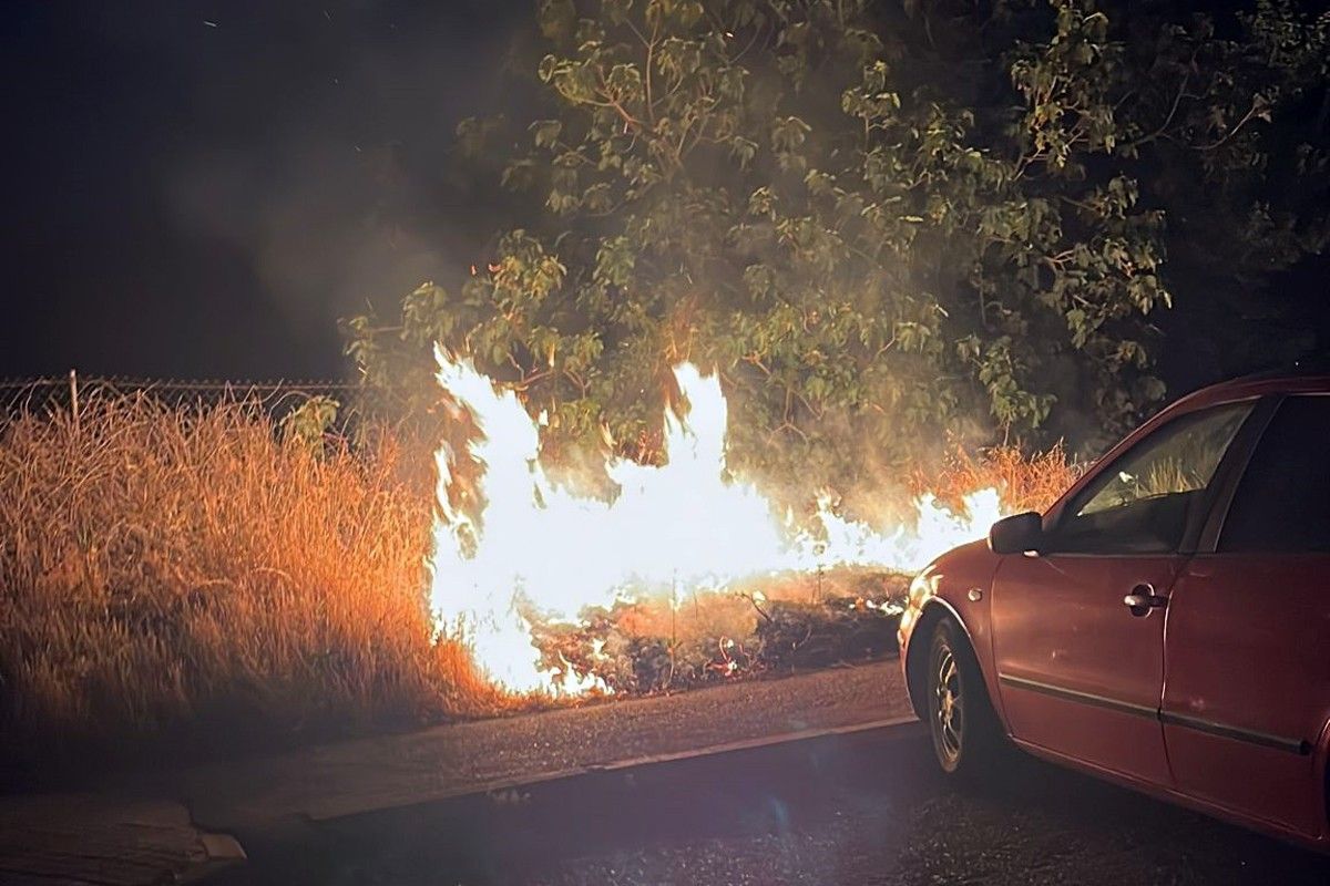 Flames a tocar un dels cotxes que estaven aparcats