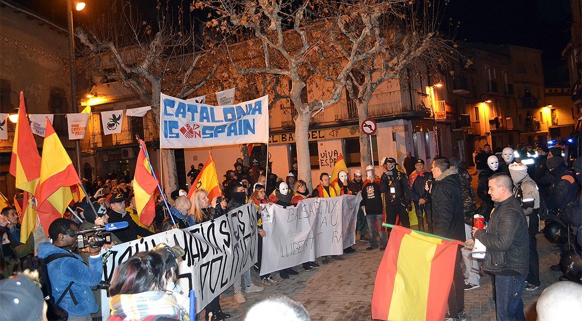 La manifestació espanyolista davant l'Ajuntament, aquest dissabte