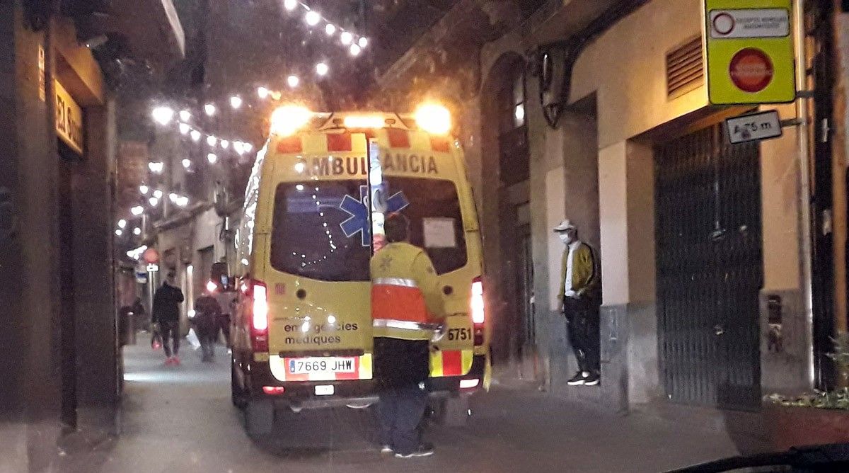 Intervenció del SEM al carrer Sobrerroca, on es trobava l'home ferit