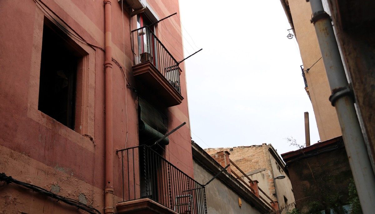 Pis del edifici del carrer d'En Cirera de Manresa on s'ha originat l'incendi