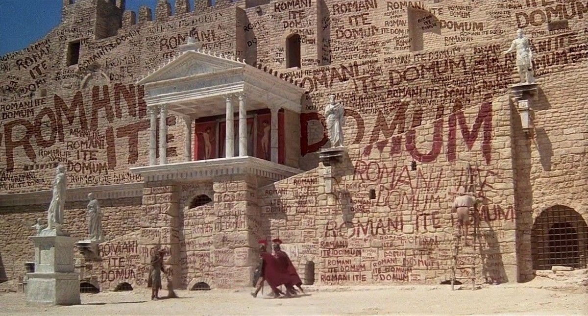 Frame de la pel·lícula 'La vida de Brian', quan el protagonista escriu la frase 'Romani ite domum' al palau de Ponç Pilat