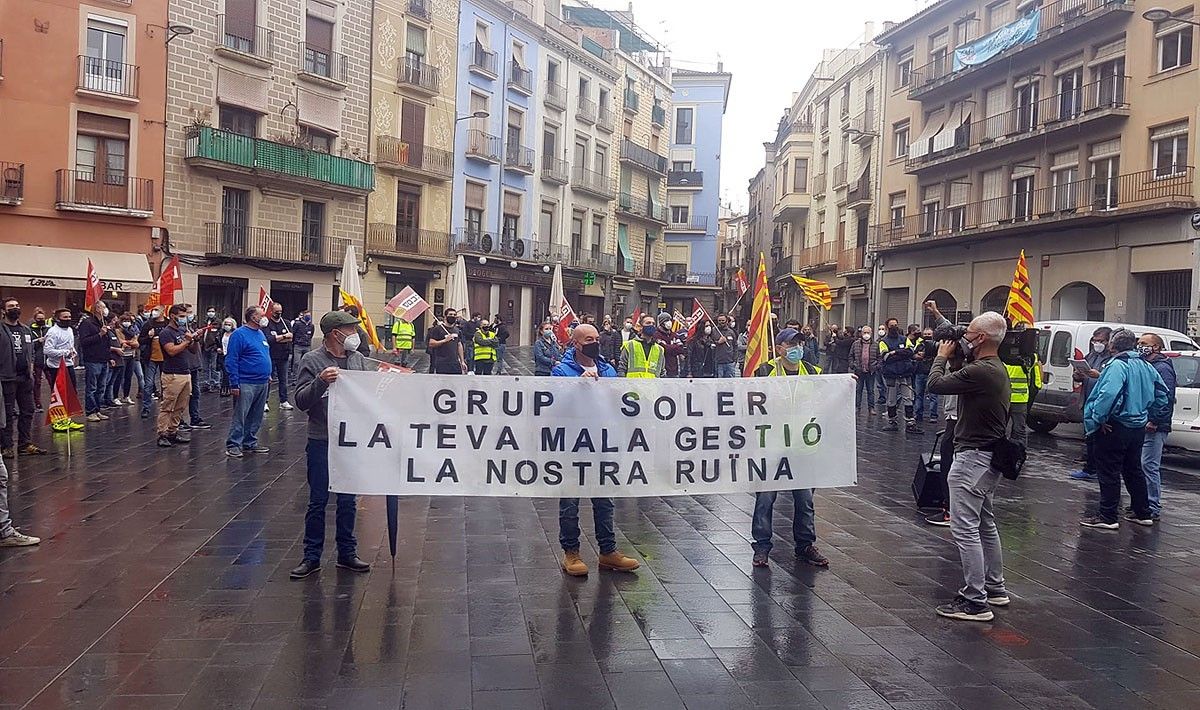 Treballadors del Grup Soler a la plaça Major de Manresa, on ha acabat la manifestació