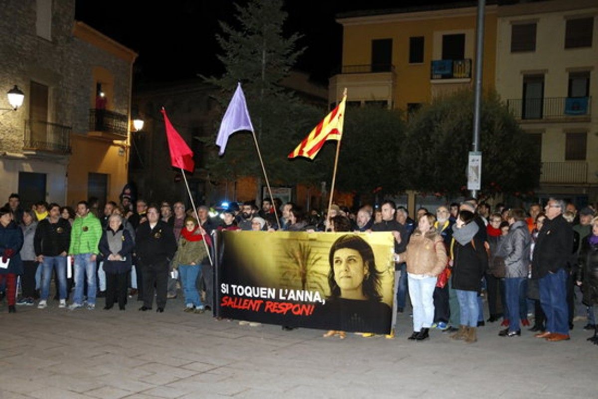 Els assistents a la concentració en suport a Anna Gabriel