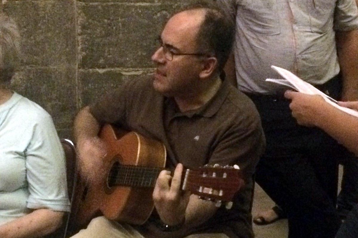 Mn. Antoni Boqueras, tocant la guitarra en la festa de comiat
