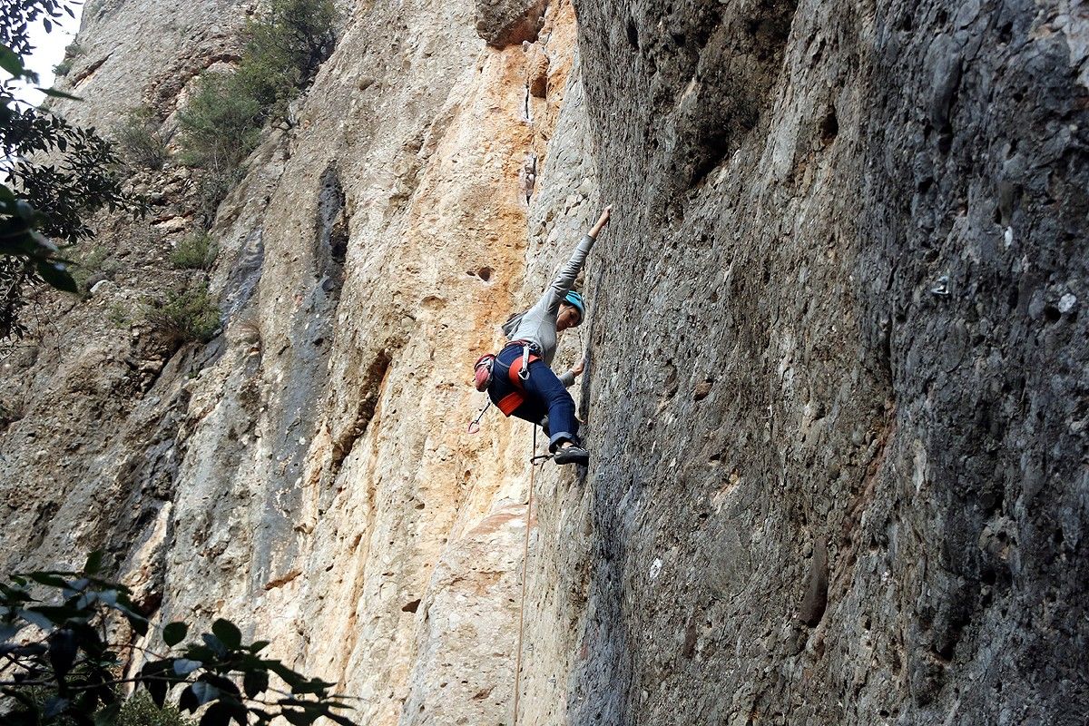 Detall d'una noia escalant a Montserrat