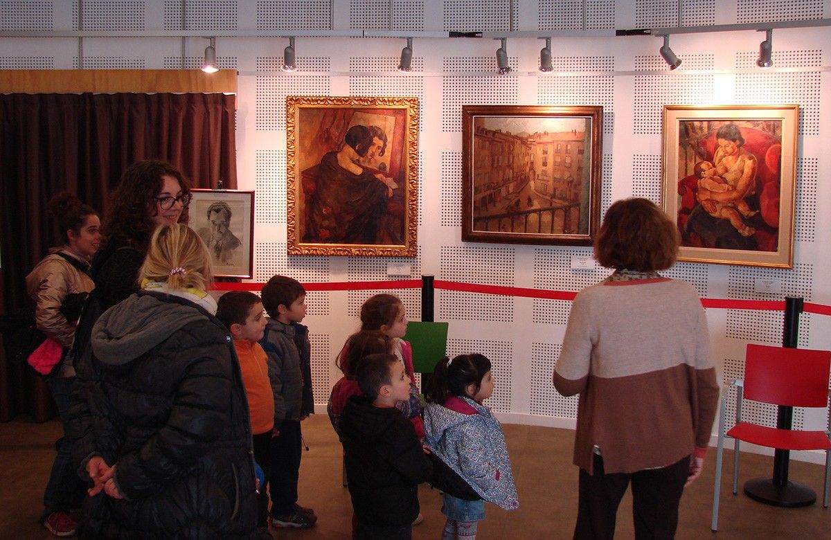 Estudiants visitant l'exposició sobre Alfred Figueras