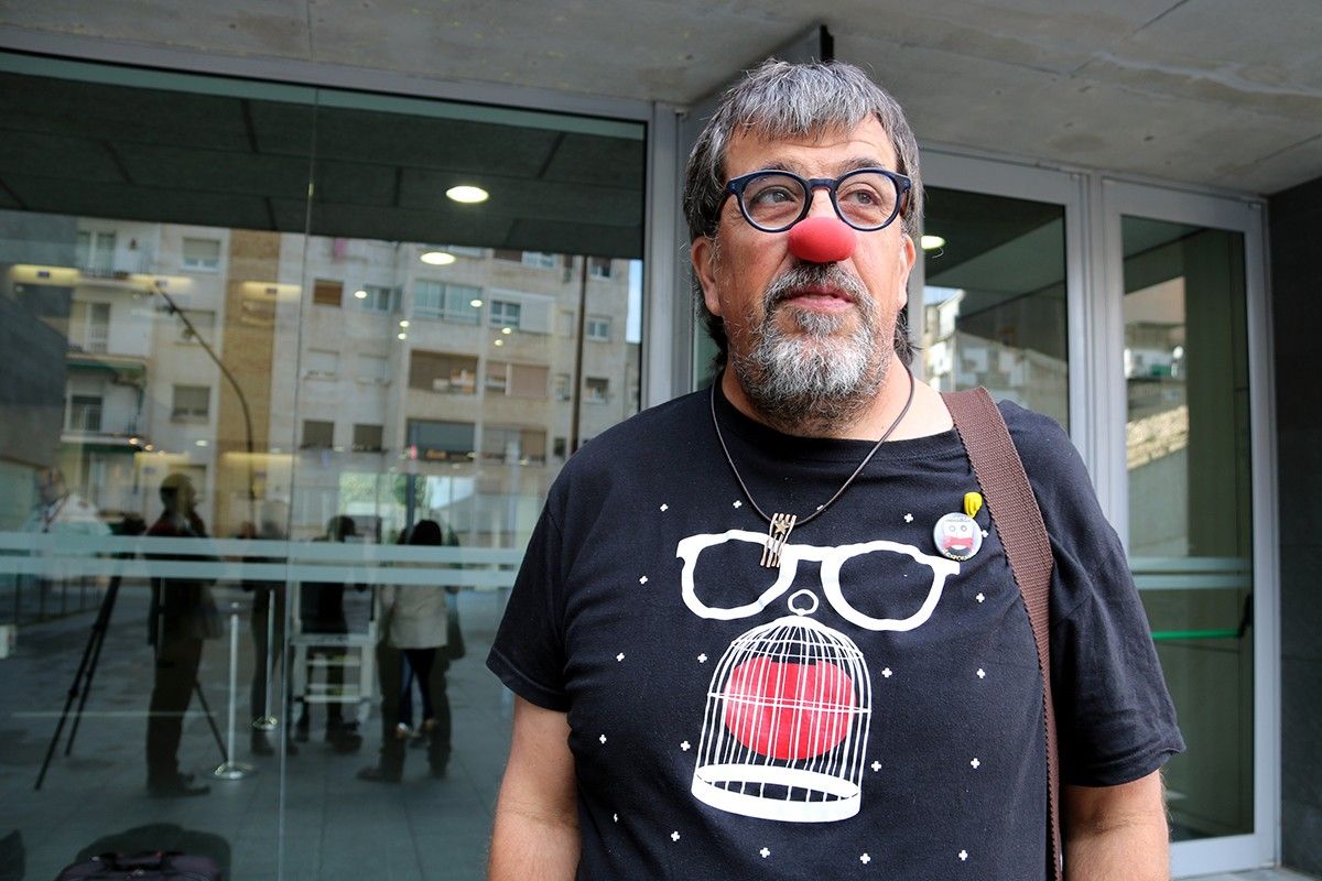 El regidor de Sant Joan de Vilatorrada, Jordi Pesarrodona, a la sortida dels jutjats de Manresa amb un nas de pallasso