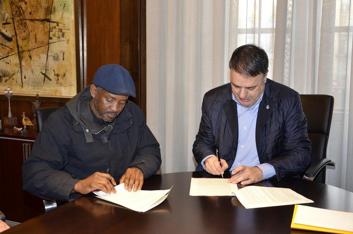 Signatura del conveni entre l'Ajuntament i l'ONG Diapo
