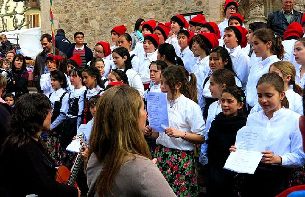 Nois i noies canten caramelles al nucli antic de Moià.