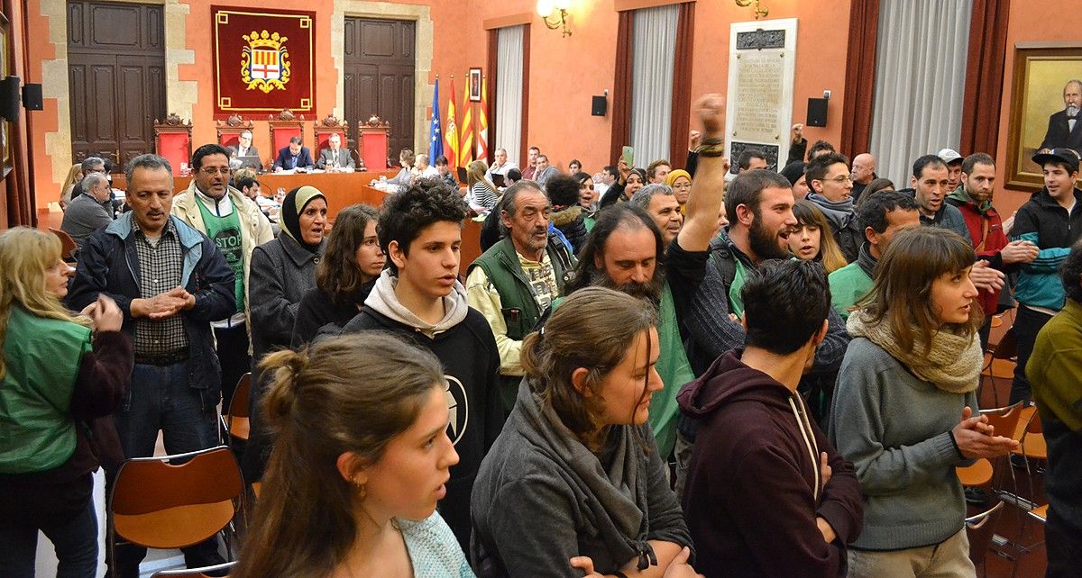 Membres de la PAHC criden «sí que es pot» interrompent el ple de l'Ajuntament de Manresa