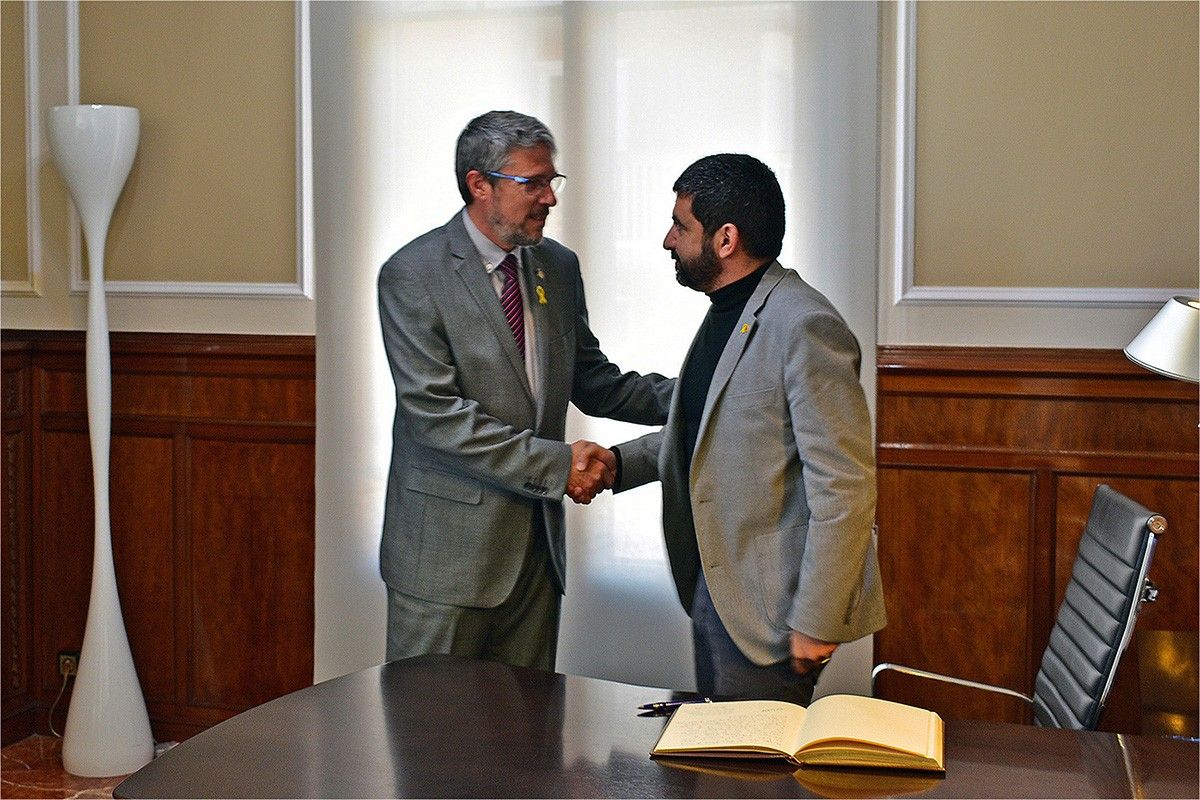 L'alcalde Josep M. Canudas saluda el conseller Chakir el Homrani