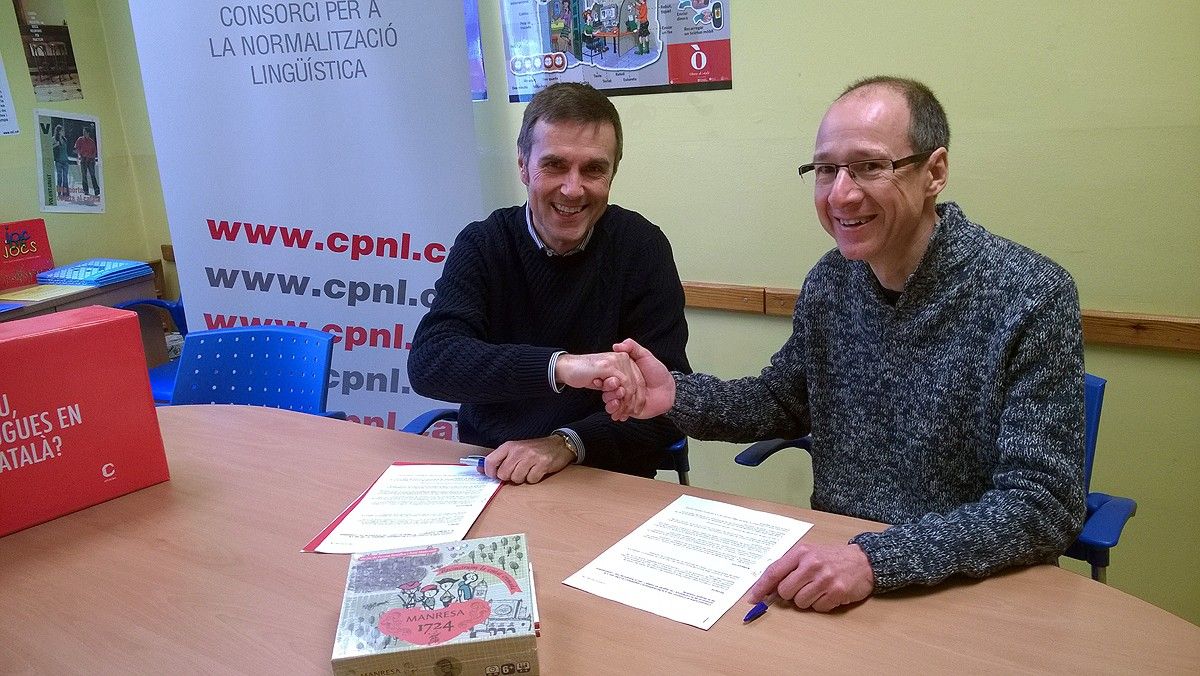 Joan Calmet i Nasi Muncunill signen el conveni
