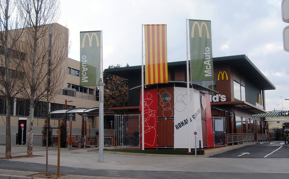 Senyera a l'entrada del McDonald's de la zona universitària de Manresa