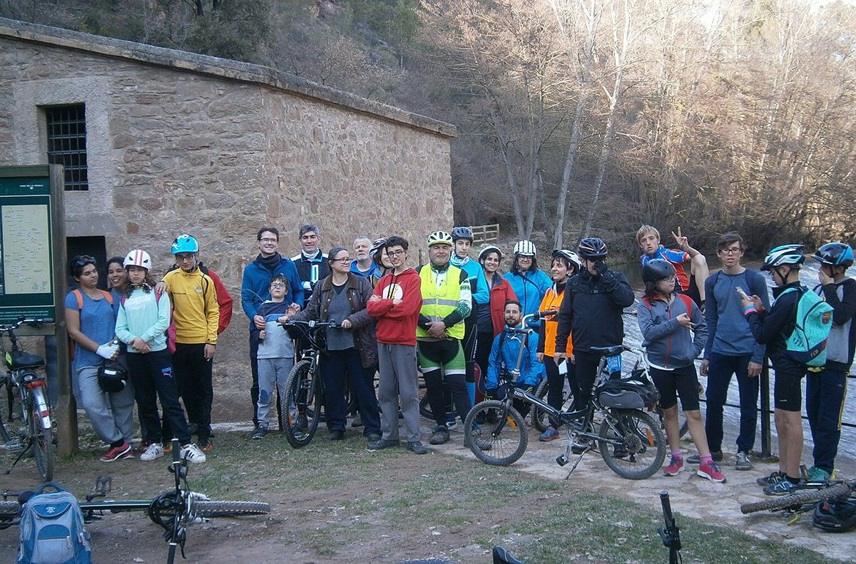 Grup de participants a la pedalada pels entorns de la Sèquia