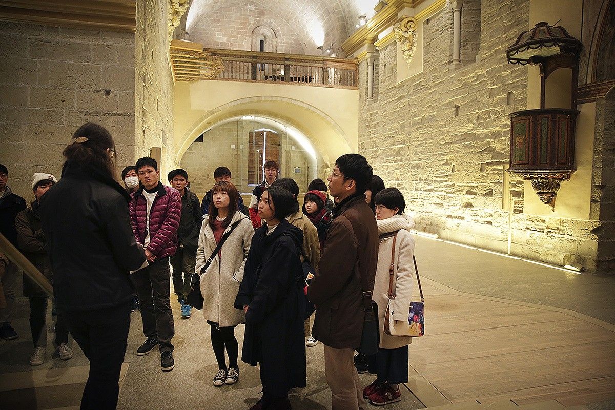 Els universitaris japonesos visitant el monestir de Món Sant Benet