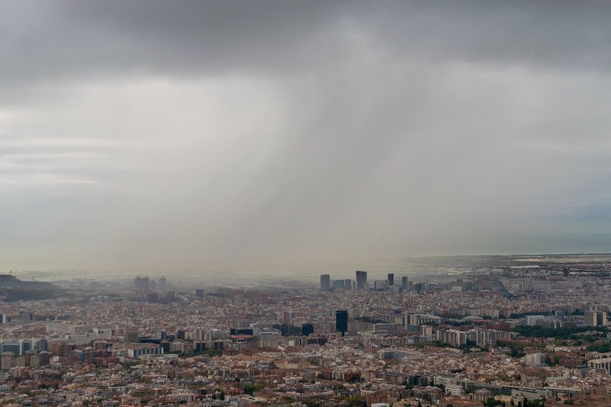Pluja a Barcelona, en una imatge d'arxiu