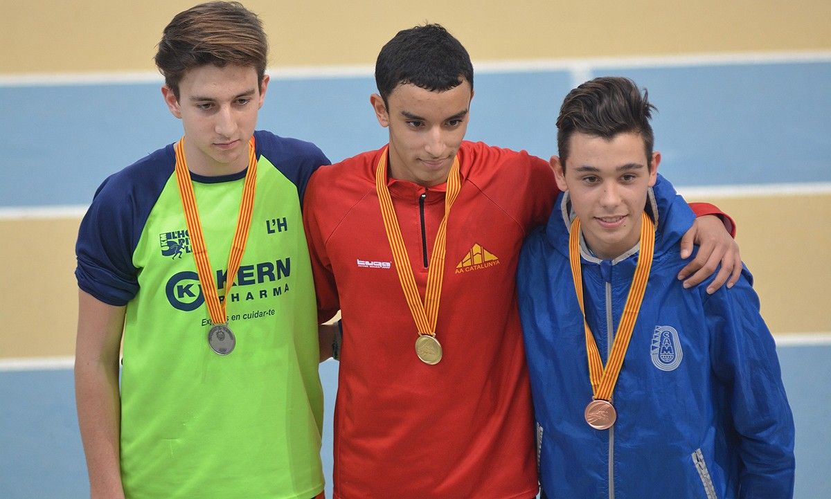 L'atleta de l'Avinent, Èric Molina (esquerra) amb la seva medalla de bronze
