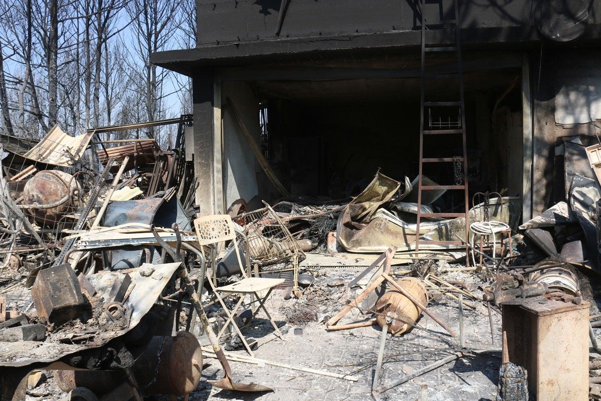 Estat en que va quedar alguna de les cases de River Park després de l'incendi.