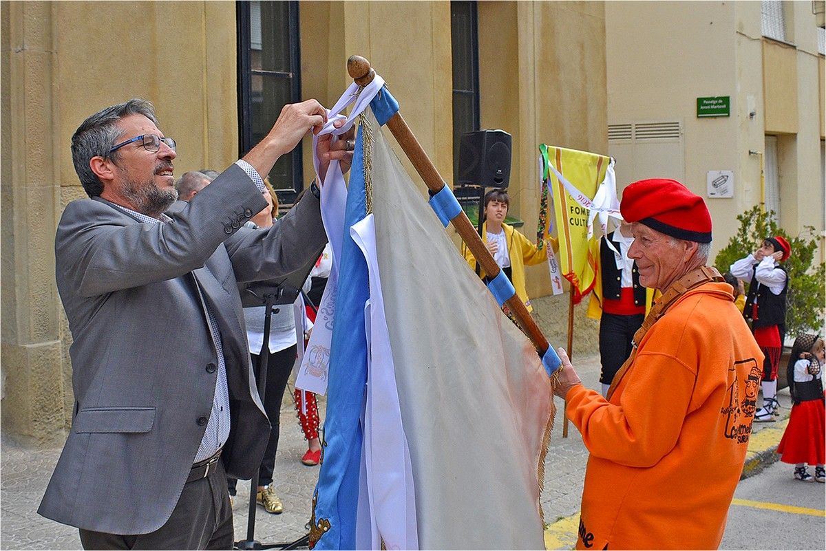 L’alcalde Josep Maria Canudas posa la cinta a l’estendard de la colla caramellaire del Tro Gros