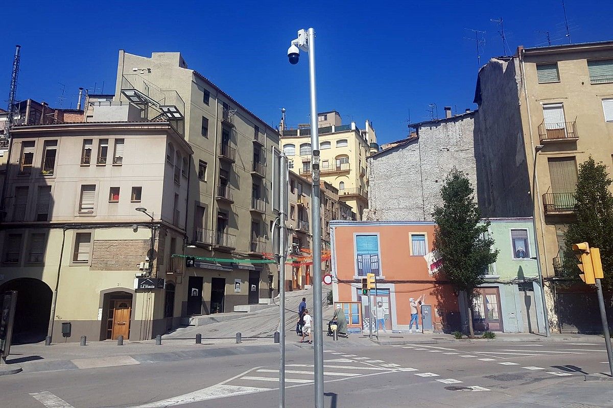 Una càmera de videovigilància i una lectora de matrícules a la plaça Sant Ignasi de Manresa