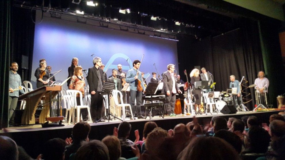 Carles Cases i l'orquestra de cambra Terrassa 48 en una imatge d'arxiu, a Navàs