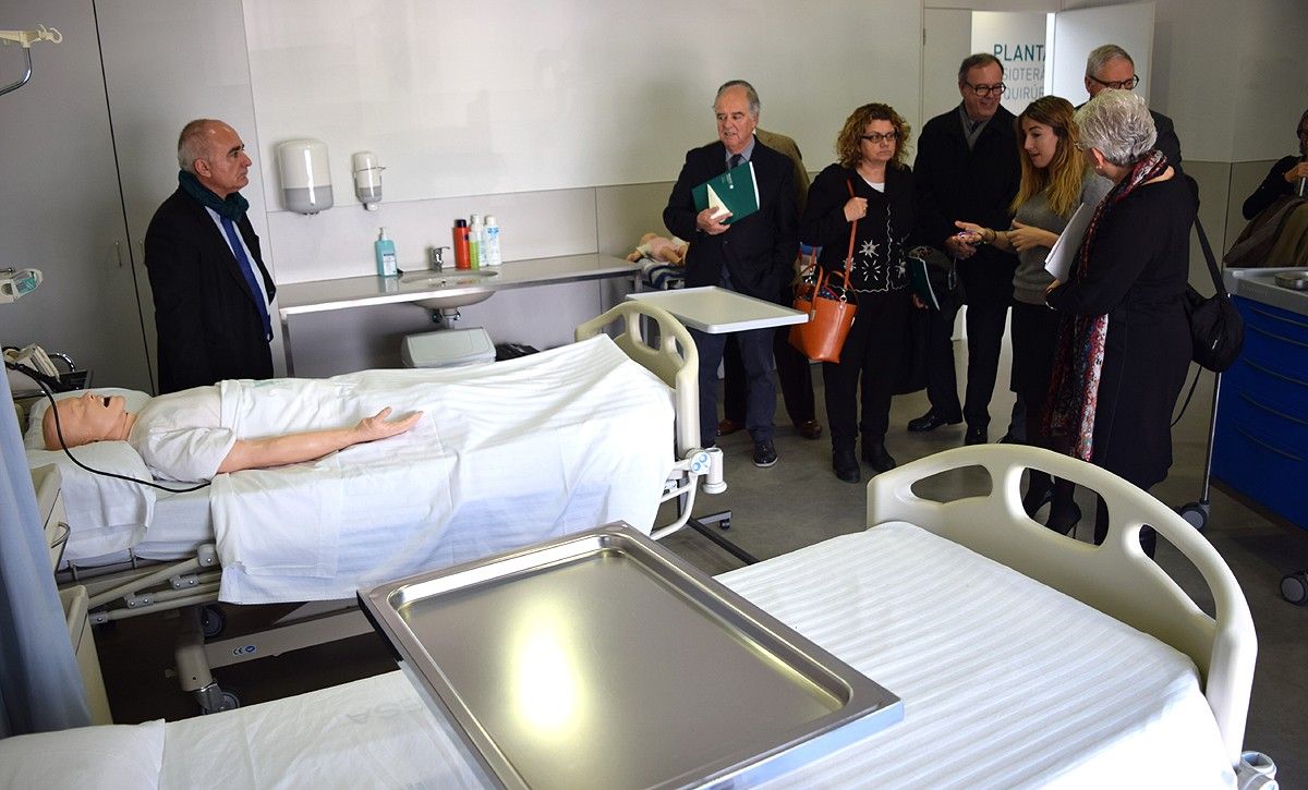 Ramon Pujol durant la visita a les instal·lacions de simulació de la futura unitat docent de Manresa