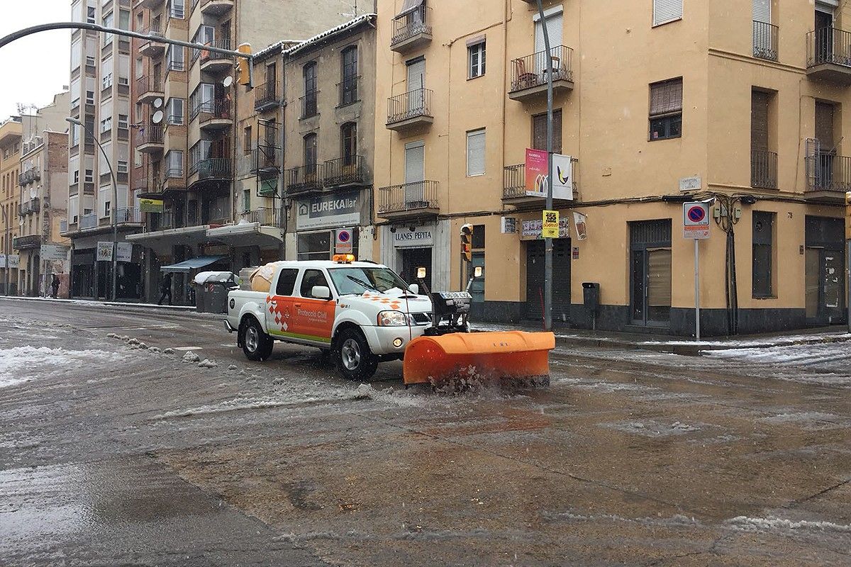 Un vehicle de Protecció Civil amb pala llevaneu a la carretera Cardona