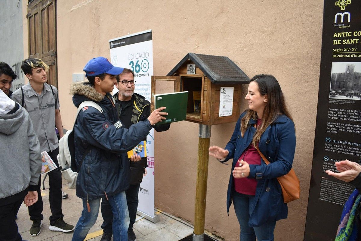 El primer «Biblioniu» de Manresa s'ha instal·lat a la plaça Fius i Palà
