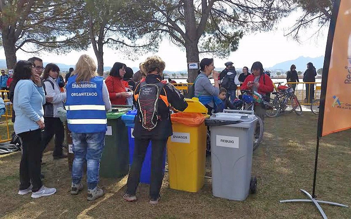 Contenidors de reciclatge al Parc de l'Agulla durant la darrera Transèquia