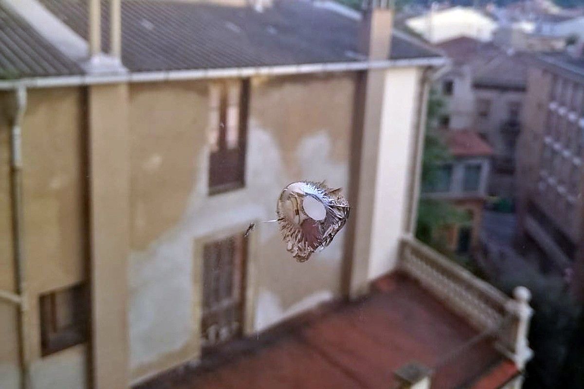 Impacte del balí a la finestra del domicili