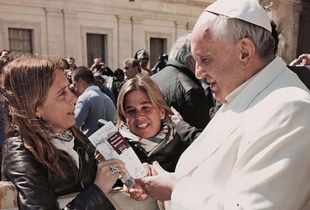 L'alumna del Curs Ignasià li dóna informació al Papa Francesc.