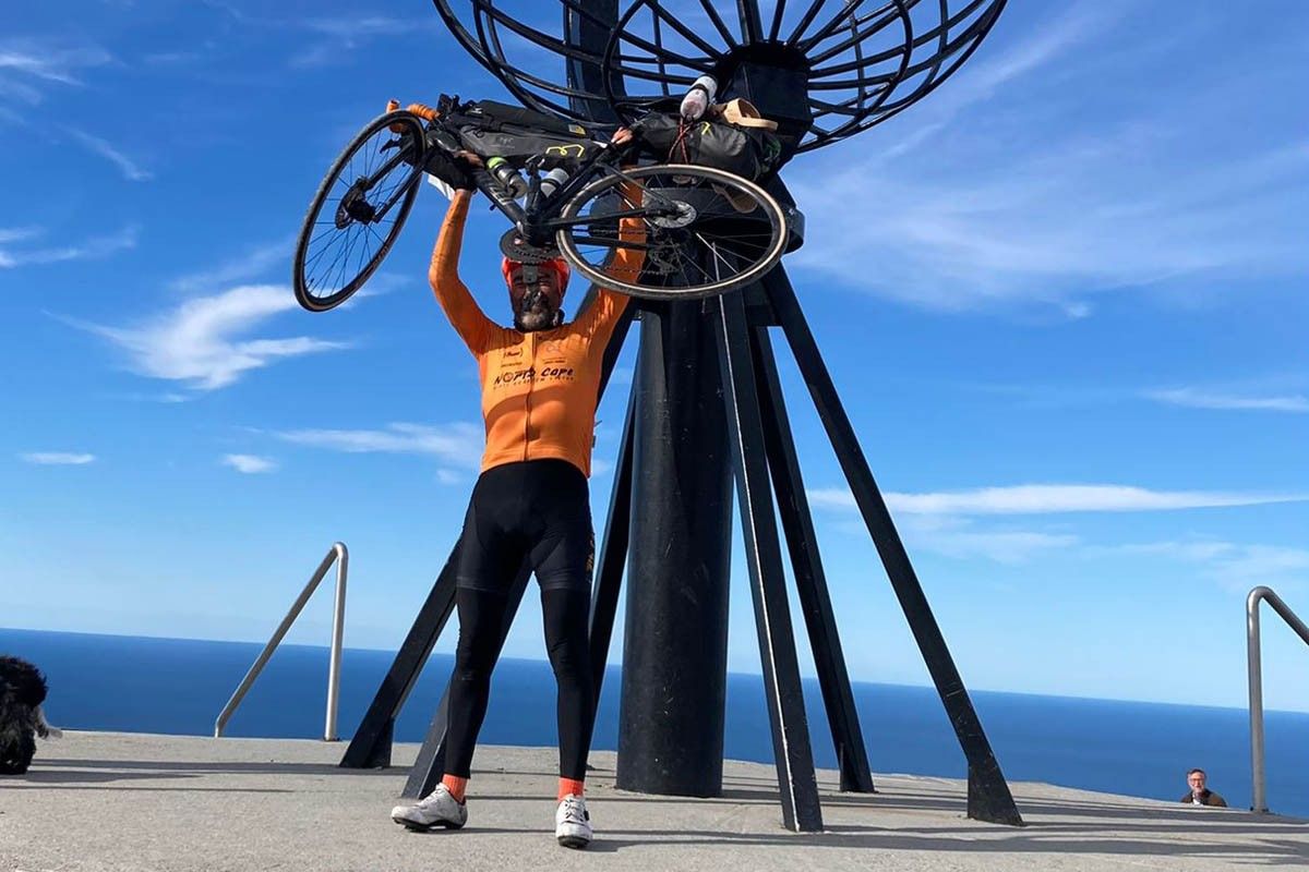 Jordi Badia i la seva bicicleta al Cap Nord