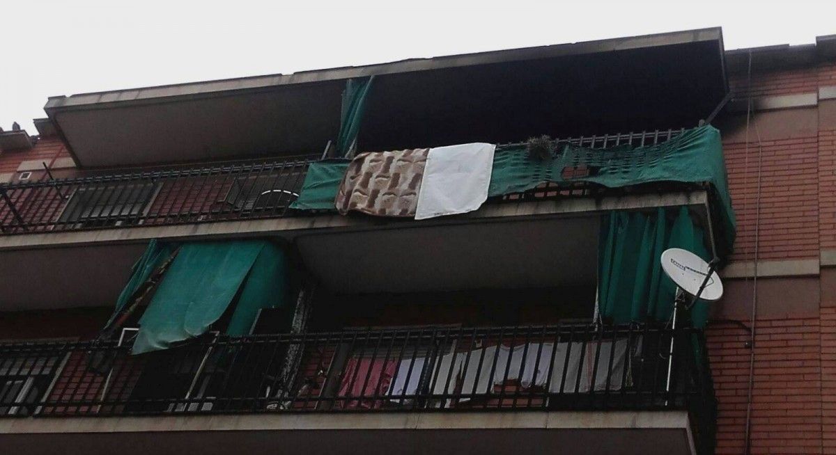 Imatge de l'habitatge, en la qual es pot veure el sostre del balcó ennegrit un alguna peça de roba mig cremada