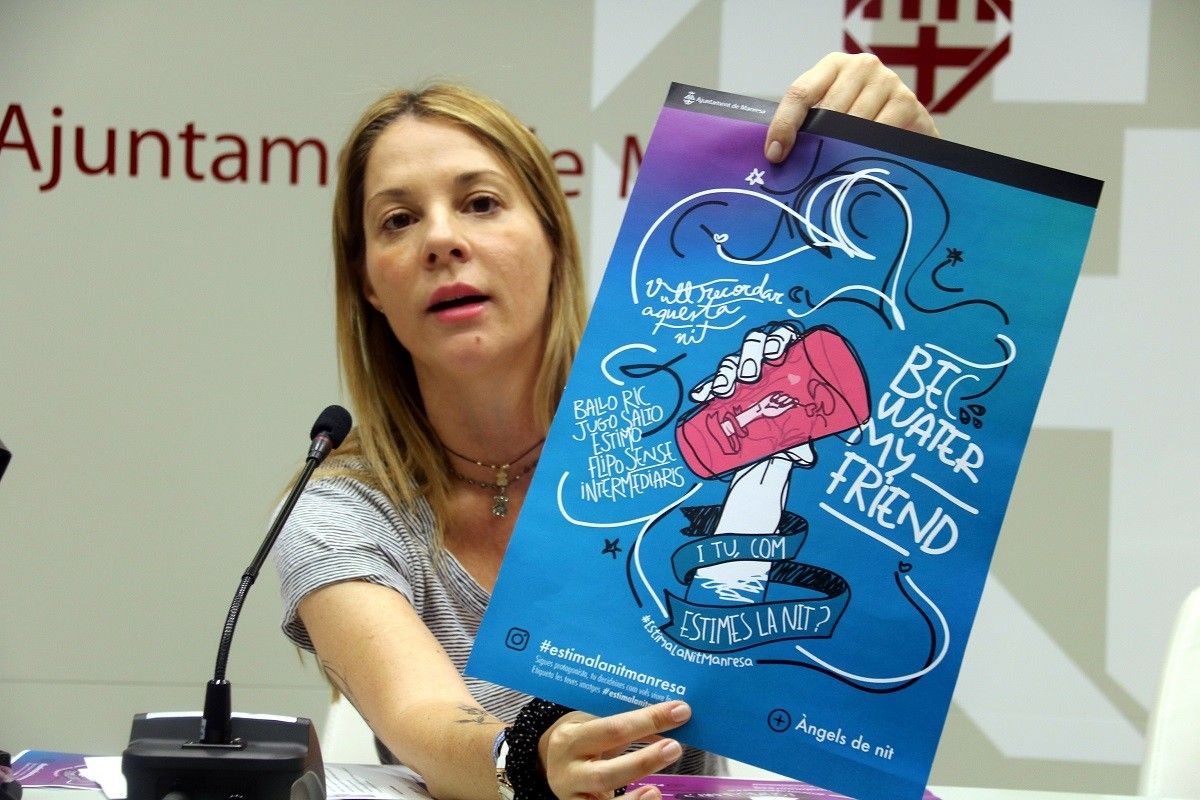 La regidora, Cristina Cruz, mostra un dels cartells