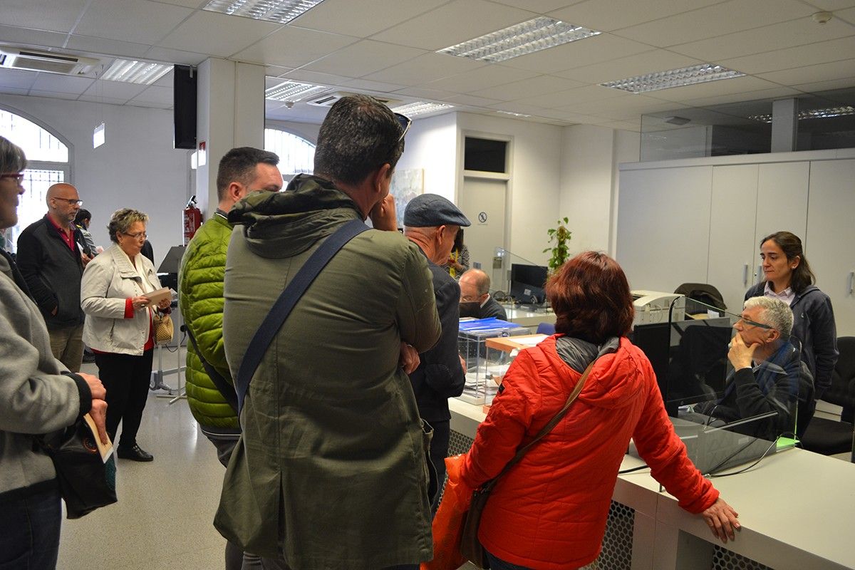 Electors esperant per votar a l'Ajuntament de Manresa