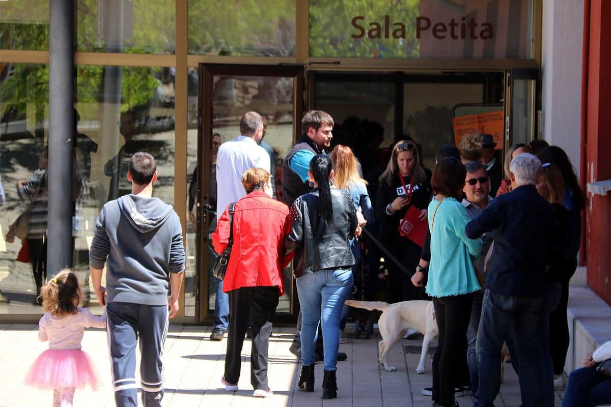 Votants accedint a Cal Gallifa, en ple migdia