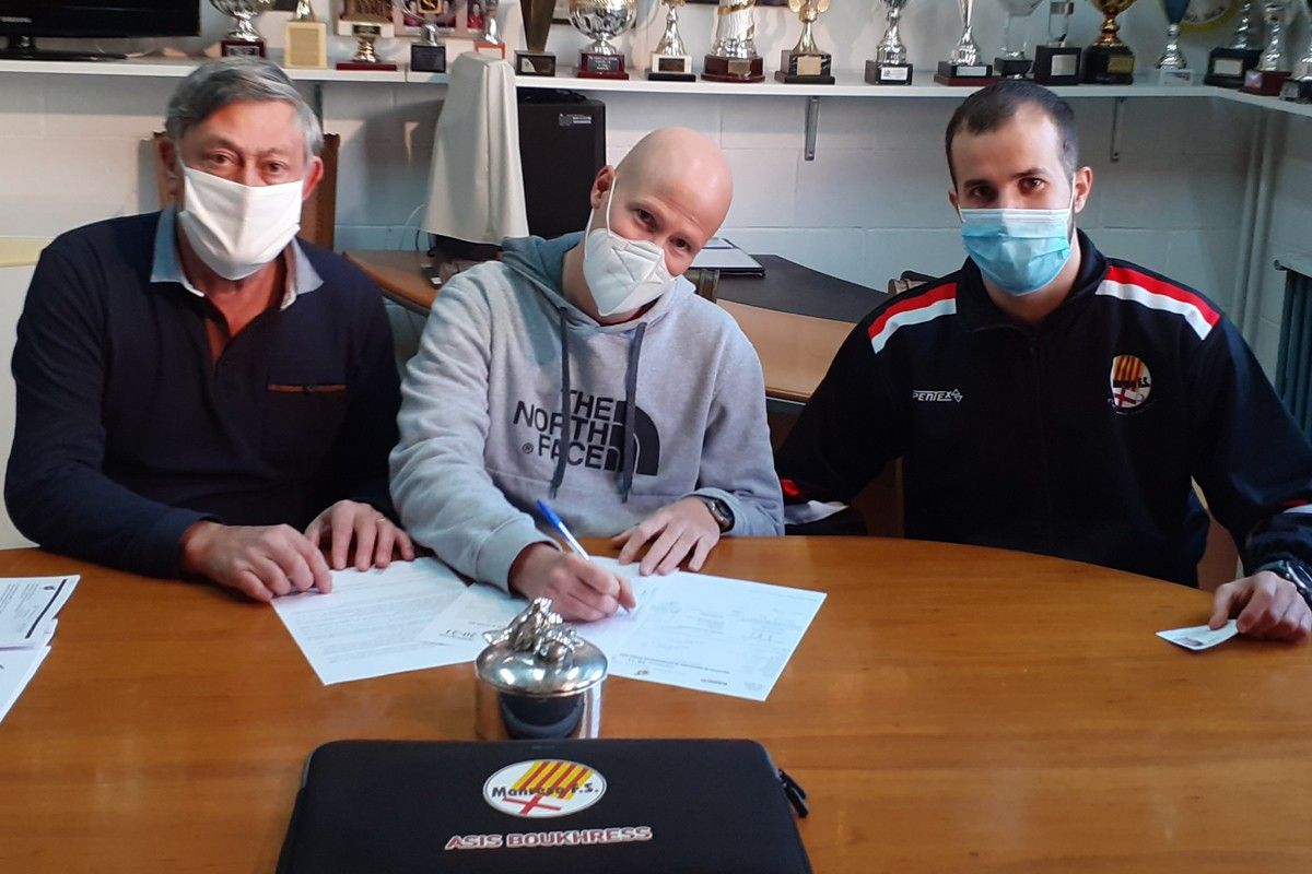 Sergi Saldaña signant el contracte amb el Manresa FS