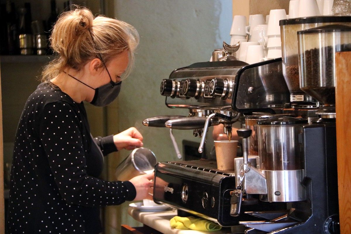 Una treballadora de Cal Miliu, a Rajadell, fent cafès