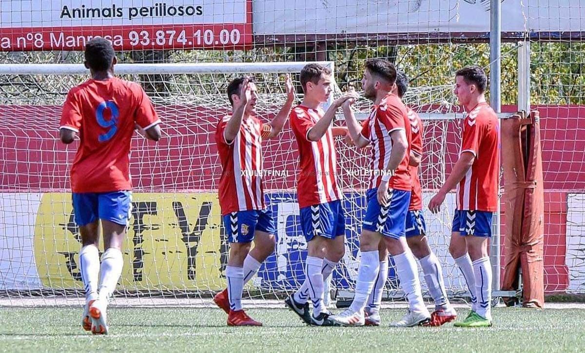 Els jugadors del Cd'E Manresa celebren un gol a Castelldefels