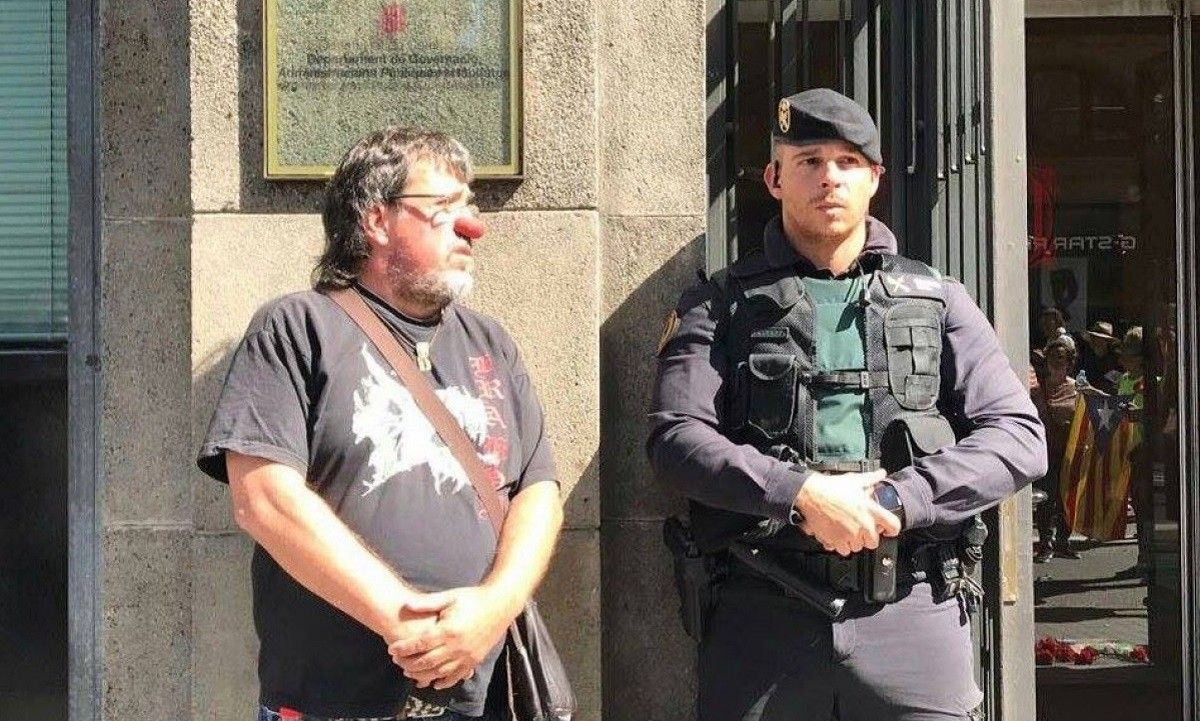 Jordi Pesarrodona al costat de l'agent de la Guàrdia Civil