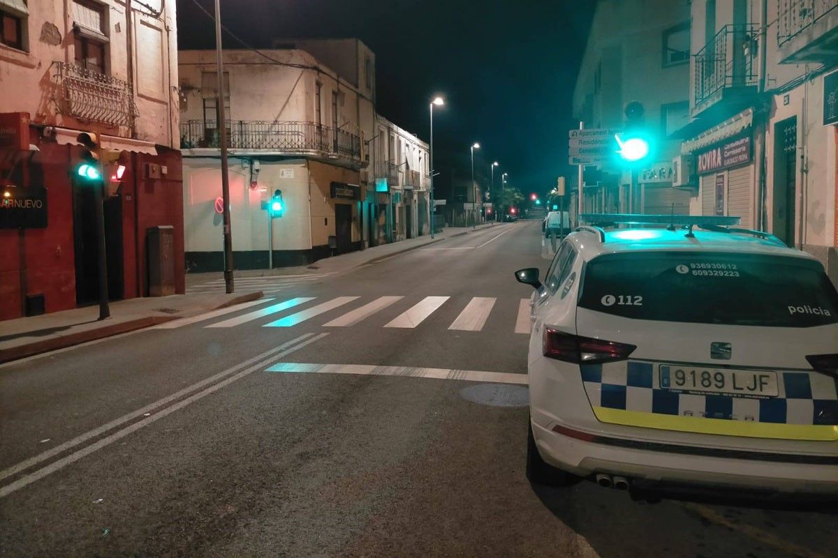 Una patrulla de la Policia Local de Sant Vicenç controlant el toc de queda