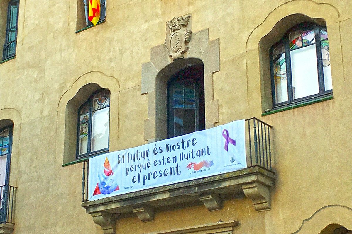 Pancarta al balcó de l'Ajuntament de Súria