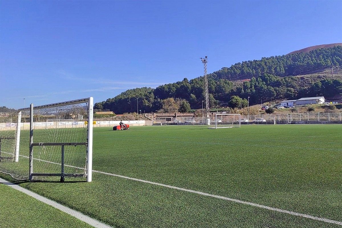 Perspectiva del Camp Municipal de Futbol de Súria, durant les tasques de manteniment