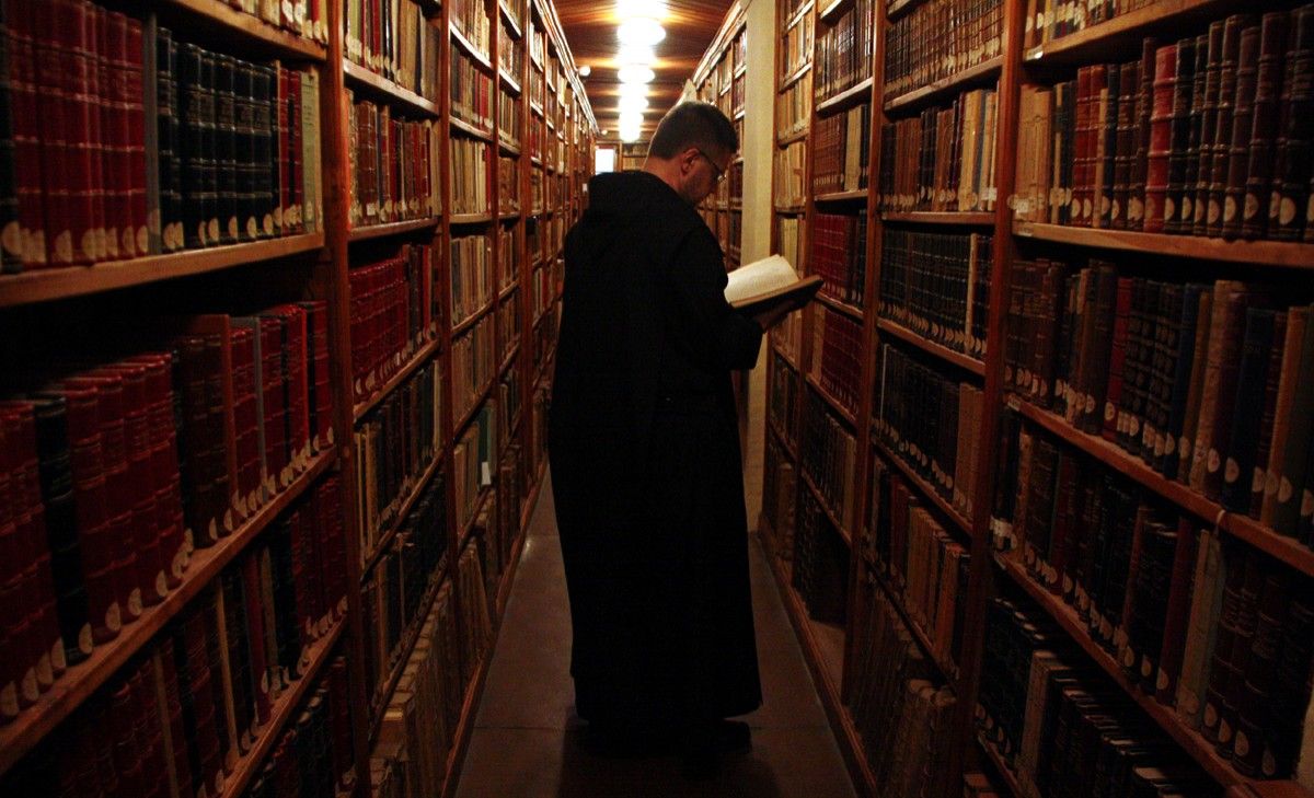 El monjo novici Xavier Caballé a la biblioteca del Monestir de Montserrat