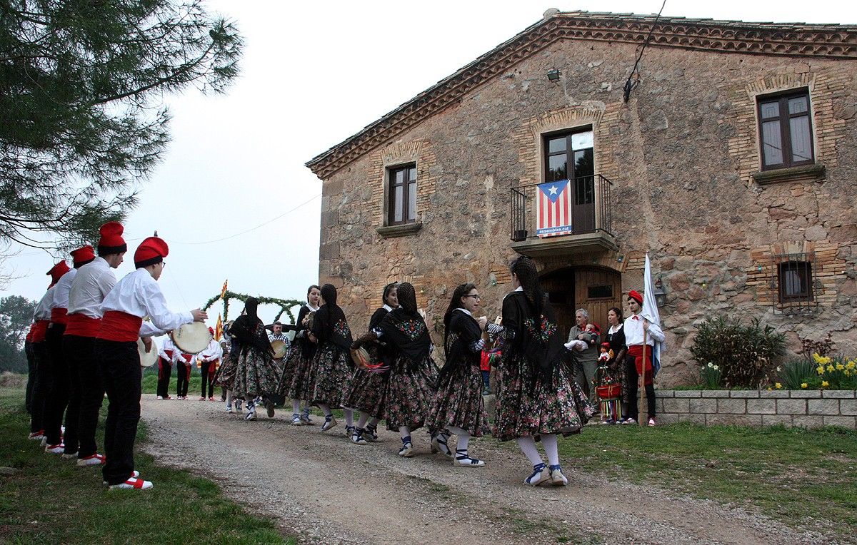 Pla general dels caramellaires d'Aguilar de Segarra ballant a les portes d'una masia
