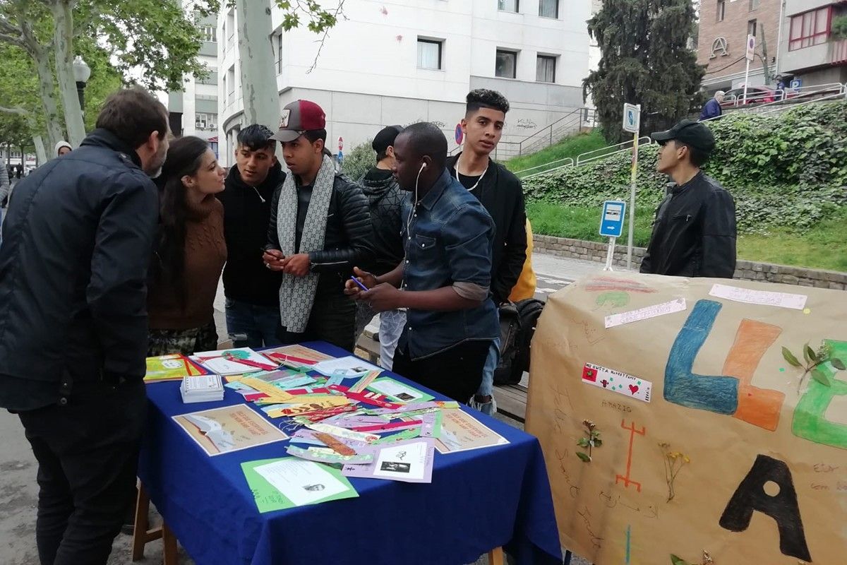 Joves migrants no acompanyats participant en una activitat del Consell Comarcal