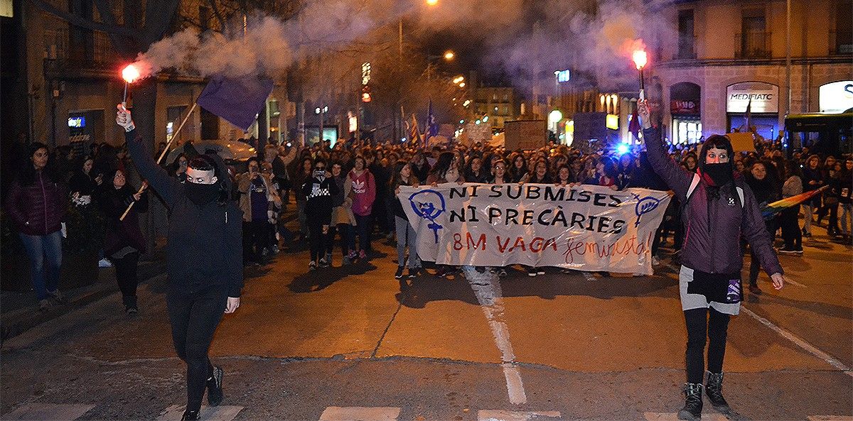La manifestació pujant per la Muralla del Carme direcció a la plaça Major