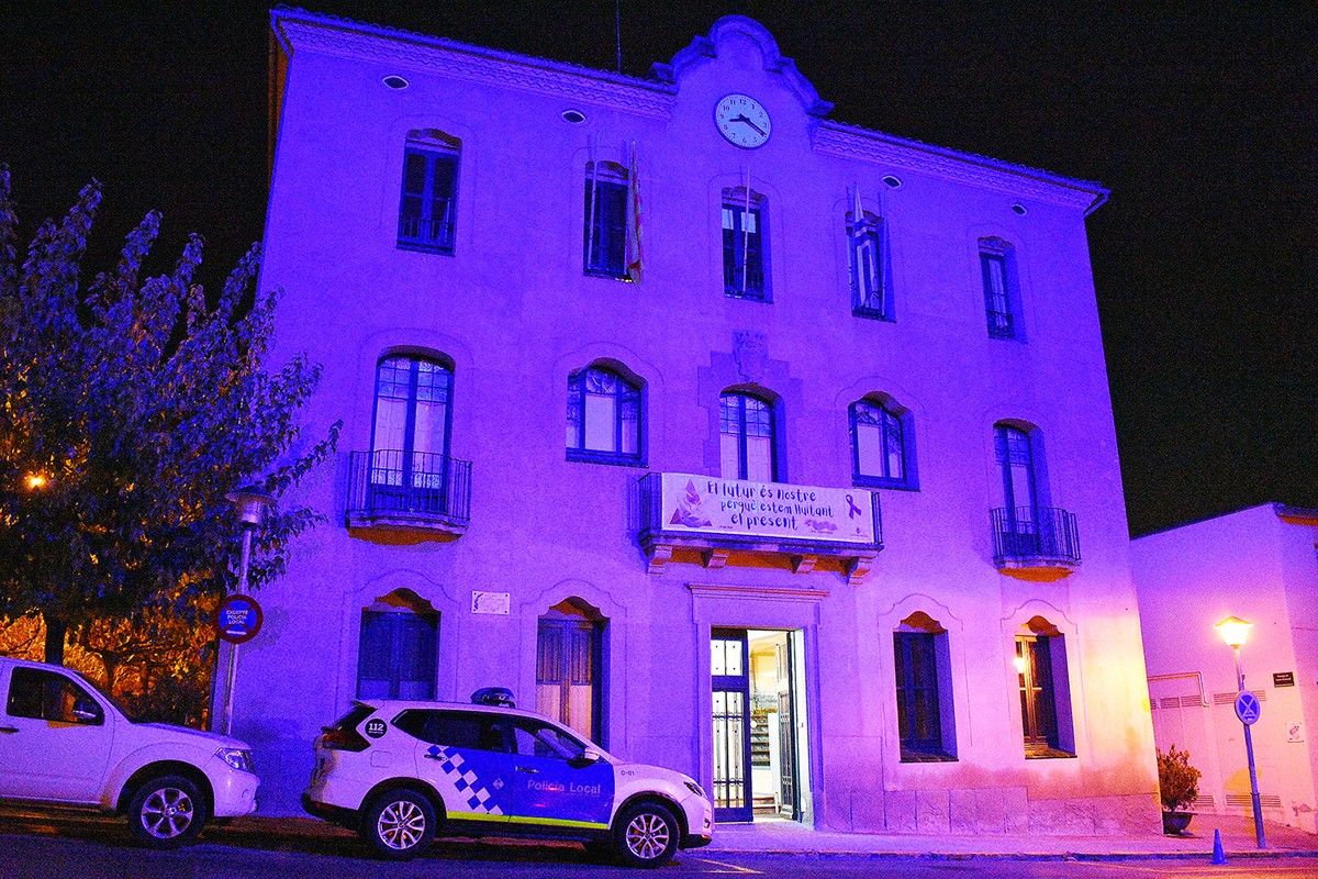Façana de l'Ajuntament de Súria de lila