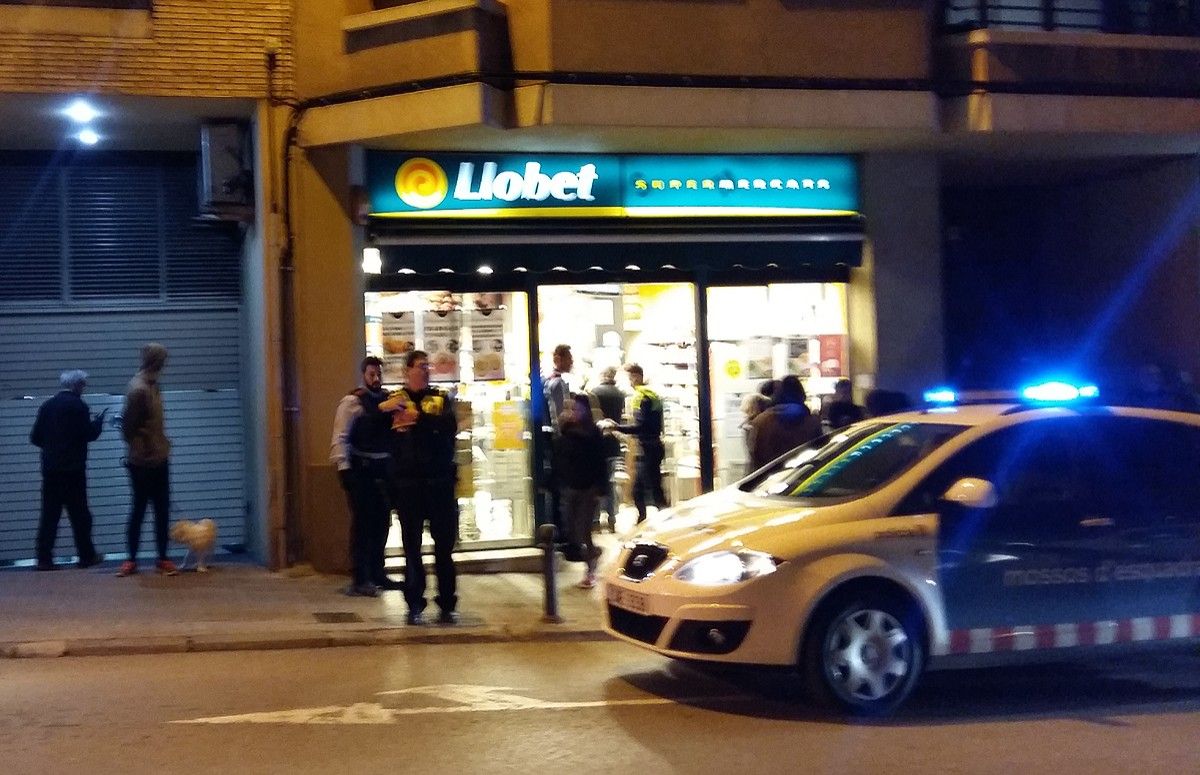Mossos i Policia Local en el supermercat Llobet just després de l'atracament