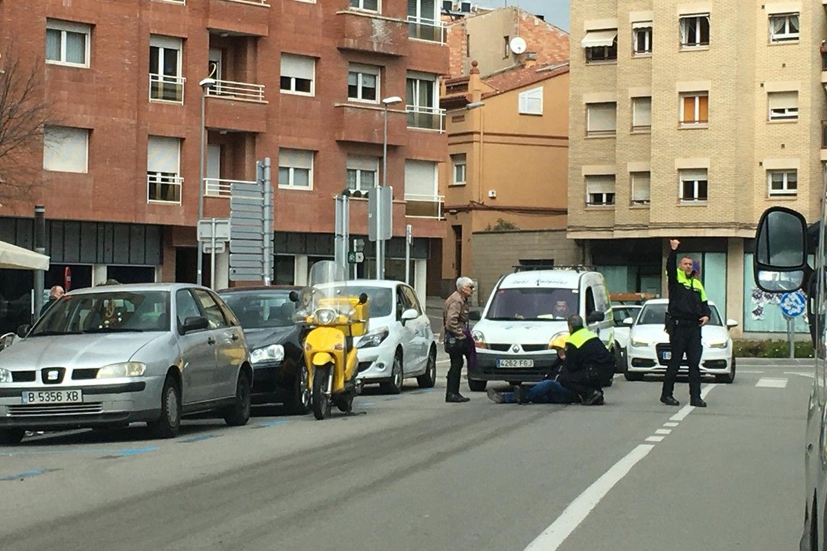 Agents de la Policia Local es fan càrrec de la motorista poc després de l'accident